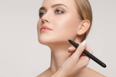 Plastik Cerrahi operasyon öncesi güzel bir genç kadın.