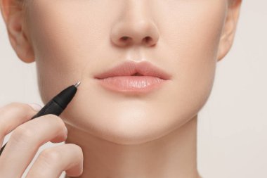 Plastik Cerrahi operasyon öncesi güzel bir genç kadın.