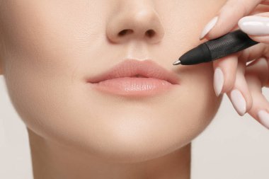 Plastik Cerrahi operasyon öncesi güzel bir genç kadın.