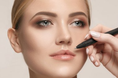 Plastik Cerrahi operasyon öncesi güzel bir genç kadın.