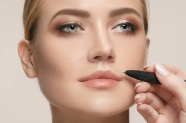 Plastik Cerrahi operasyon öncesi güzel bir genç kadın.