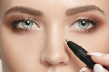 Plastik Cerrahi operasyon öncesi güzel bir genç kadın.