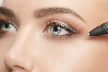 Plastik Cerrahi operasyon öncesi güzel bir genç kadın.