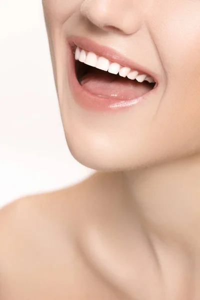 Mujer hermosa y saludable sonrisa, primer plano — Foto de Stock