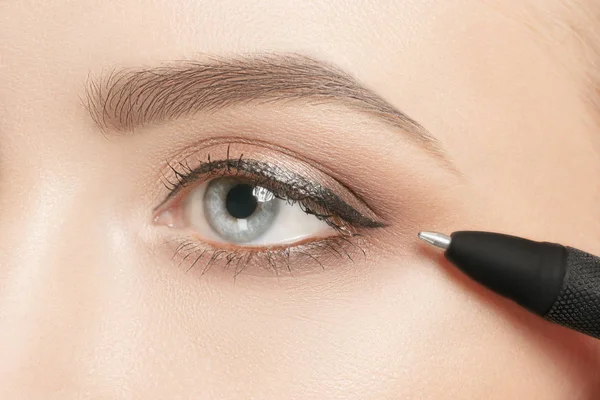 Plastik Cerrahi operasyon öncesi güzel bir genç kadın.