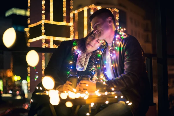 Νεαρό ζευγάρι φιλί και αγκαλιάζει εξωτερική νύχτα δρόμου στο χρόνο Χριστουγέννων — Φωτογραφία Αρχείου