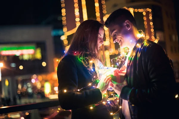 Sorpresa romántica para Navidad, mujer recibe un regalo de su novio —  Fotos de Stock