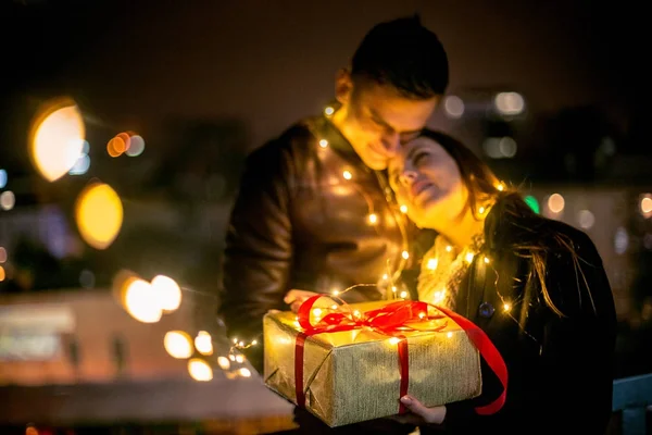 Романтичний сюрприз на Різдво, жінка отримує подарунок від свого хлопця — стокове фото