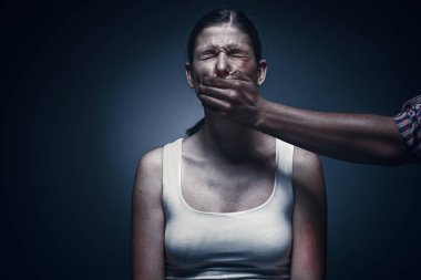 Adam kapsayan genç womans ağız