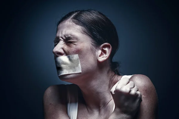 Une jeune fille avec un patch sur la bouche — Photo