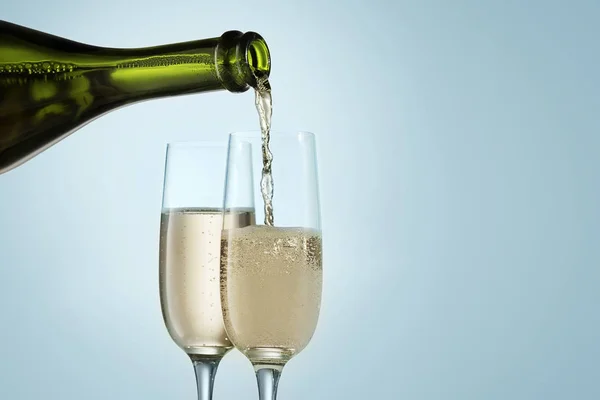 香槟，在波光粼粼的假日背景一瓶眼镜 — 图库照片