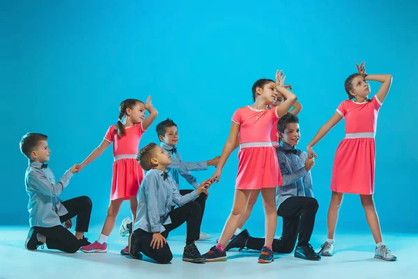 Los niños bailan escuela, ballet, hiphop, street, funky y bailarines modernos — Foto de Stock