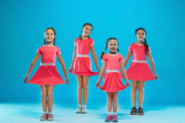 Los niños bailan escuela, ballet, hiphop, street, funky y bailarines modernos — Foto de Stock