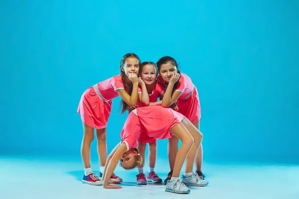 Los niños bailan escuela, ballet, hiphop, street, funky y bailarines modernos — Foto de Stock