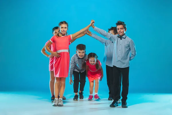 Los niños bailan escuela, ballet, hiphop, street, funky y bailarines modernos — Foto de Stock