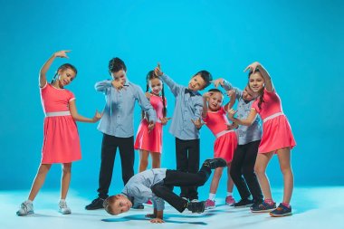 Çocuklar dans okulu, bale, hiphop, sokak, funky ve modern dansçılar
