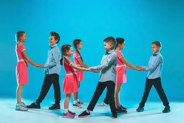 Los niños bailan escuela, ballet, hiphop, street, funky y bailarines modernos — Foto de Stock