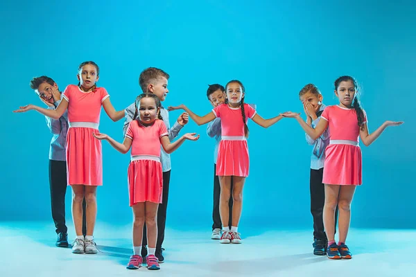 Los niños bailan escuela, ballet, hiphop, street, funky y bailarines modernos — Foto de Stock