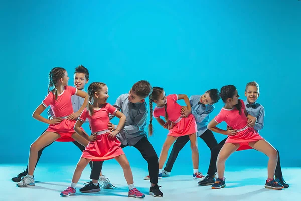 Los niños bailan escuela, ballet, hiphop, street, funky y bailarines modernos — Foto de Stock