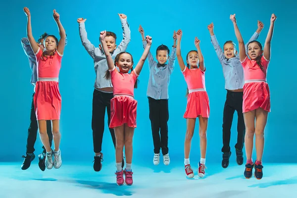 Los niños bailan escuela, ballet, hiphop, street, funky y bailarines modernos — Foto de Stock