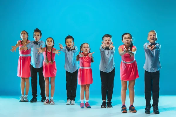 La scuola di danza per bambini, balletto, hiphop, strada, ballerini funky e moderni — Foto Stock