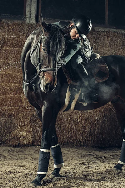 Imagen de mujer feliz sentada en caballo de raza pura — Foto de Stock