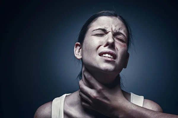 Violencia doméstica: la mujer joven es asfixiada por la mano de los hombres —  Fotos de Stock