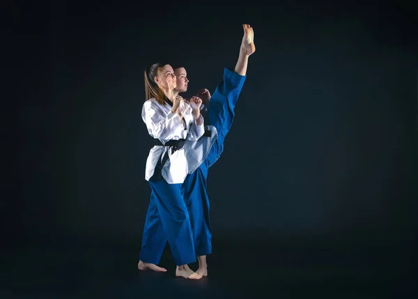 Siyah kuşak karate kızla — Stok fotoğraf
