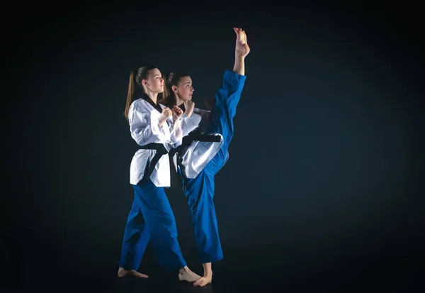 La ragazza karate con cintura nera — Foto Stock