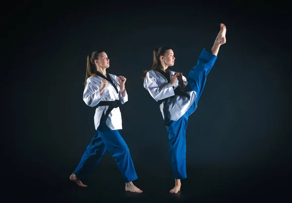 De karate meisje met zwarte band — Stockfoto