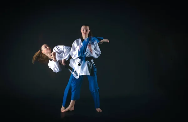 La ragazza karate con cintura nera — Foto Stock