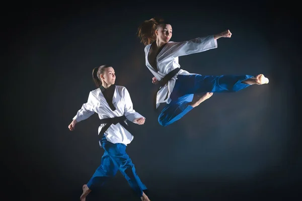La chica del karate con cinturón negro — Foto de Stock