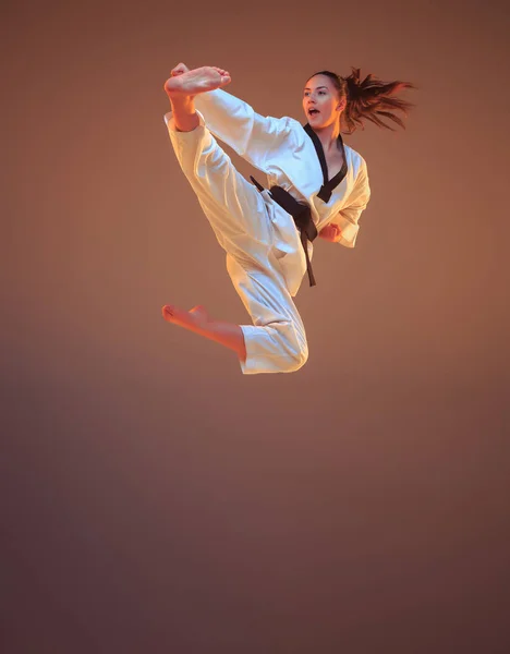 Karate girl s černým pásem — Stock fotografie