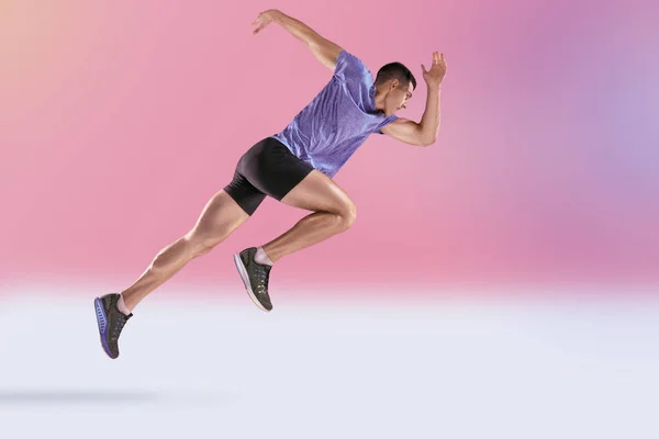 La toma de estudio del atleta de salto de altura está en acción —  Fotos de Stock