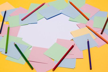 renkli kalemler ve renk kağıt