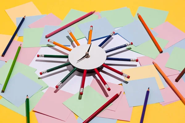 Цветные карандаши и цветная бумага — стоковое фото