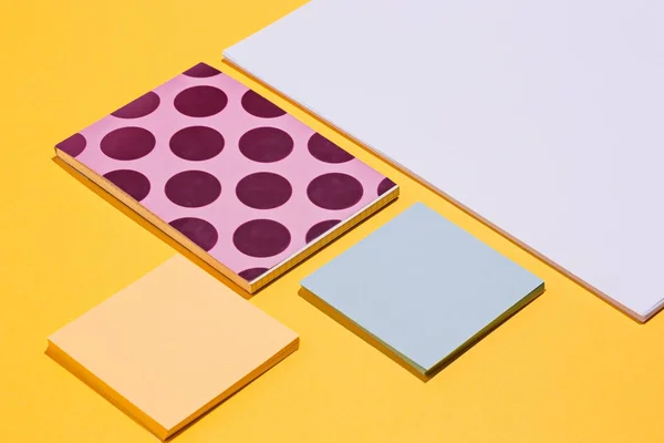 色テーブルに多くのノートブック。メモと計画コンセプト. — ストック写真