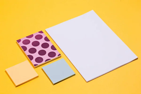 Os muitos cadernos na mesa colorida. memorando e conceito de planejamento . — Fotografia de Stock