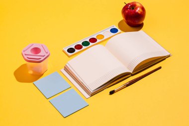 Sanatsal araçlar - fırçalar, suluboya boya, defter