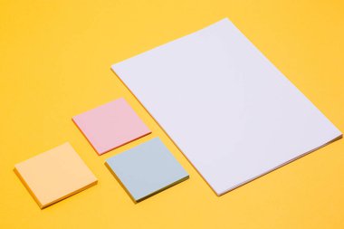 Birçok ataç, sarı arka plan boş