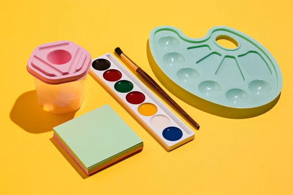 Sanatsal araçlar - fırçalar, suluboya boya, defter — Stok fotoğraf