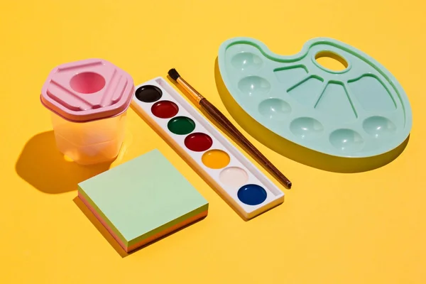 Sanatsal araçlar - fırçalar, suluboya boya, defter — Stok fotoğraf