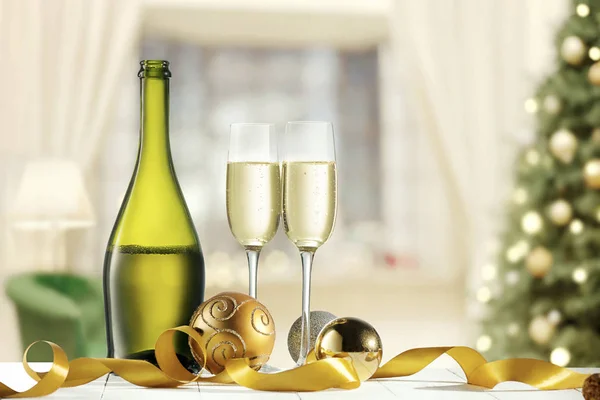 Copas con champán y botella sobre fondo brillante de vacaciones —  Fotos de Stock