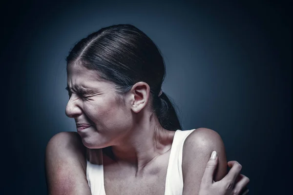 Retrato de cerca de una mujer llorando con la piel magullada y los ojos negros —  Fotos de Stock