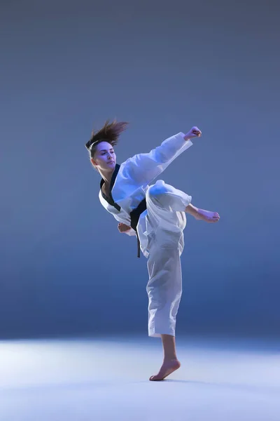 Siyah kuşak karate kızla — Stok fotoğraf