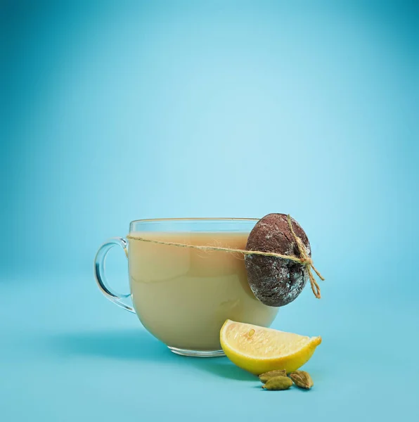 The herbal tea on a blue background — Stock Photo, Image