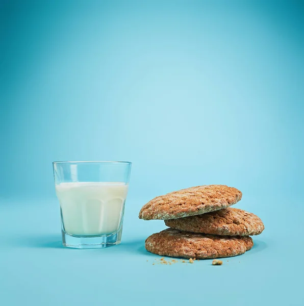 Ποτήρι γάλα και τα μπισκότα βρώμης. Γλυκό πρωί — Φωτογραφία Αρχείου