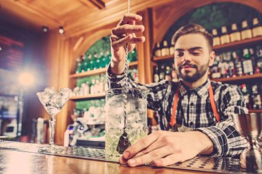 Barmen bir alkoliğin barda kokteyl yapım sayaç çubuğunda arka plan