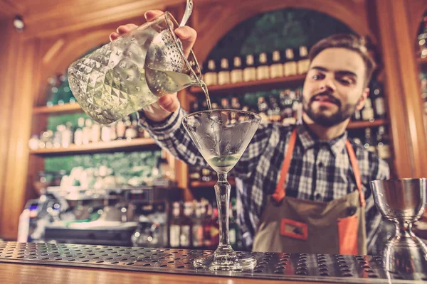 Barman haciendo un cóctel alcohólico en el mostrador del bar en el fondo del bar —  Fotos de Stock