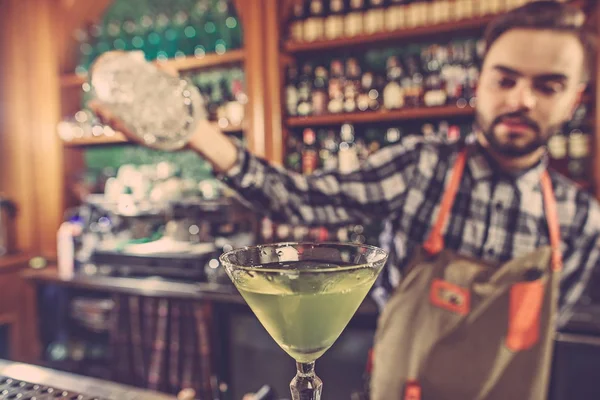 Barman haciendo un cóctel alcohólico en el mostrador del bar en el fondo del bar —  Fotos de Stock